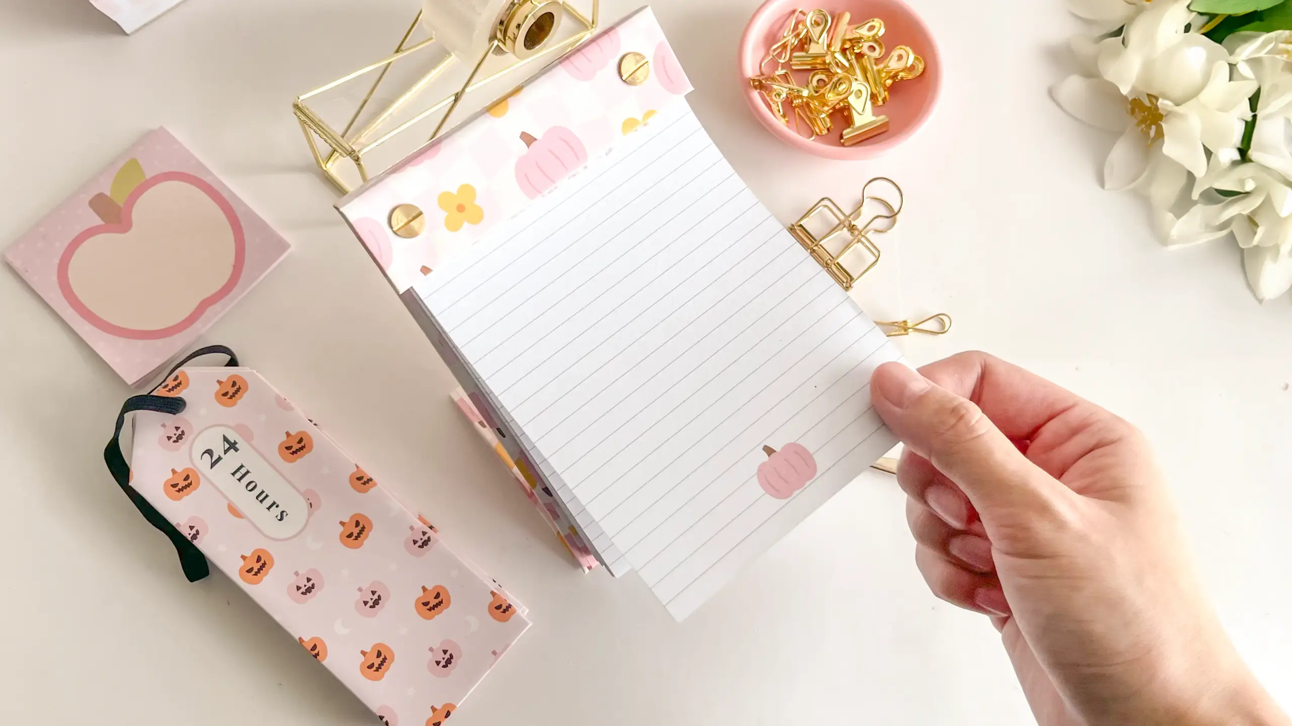 Standing refillable notepad with custom designs