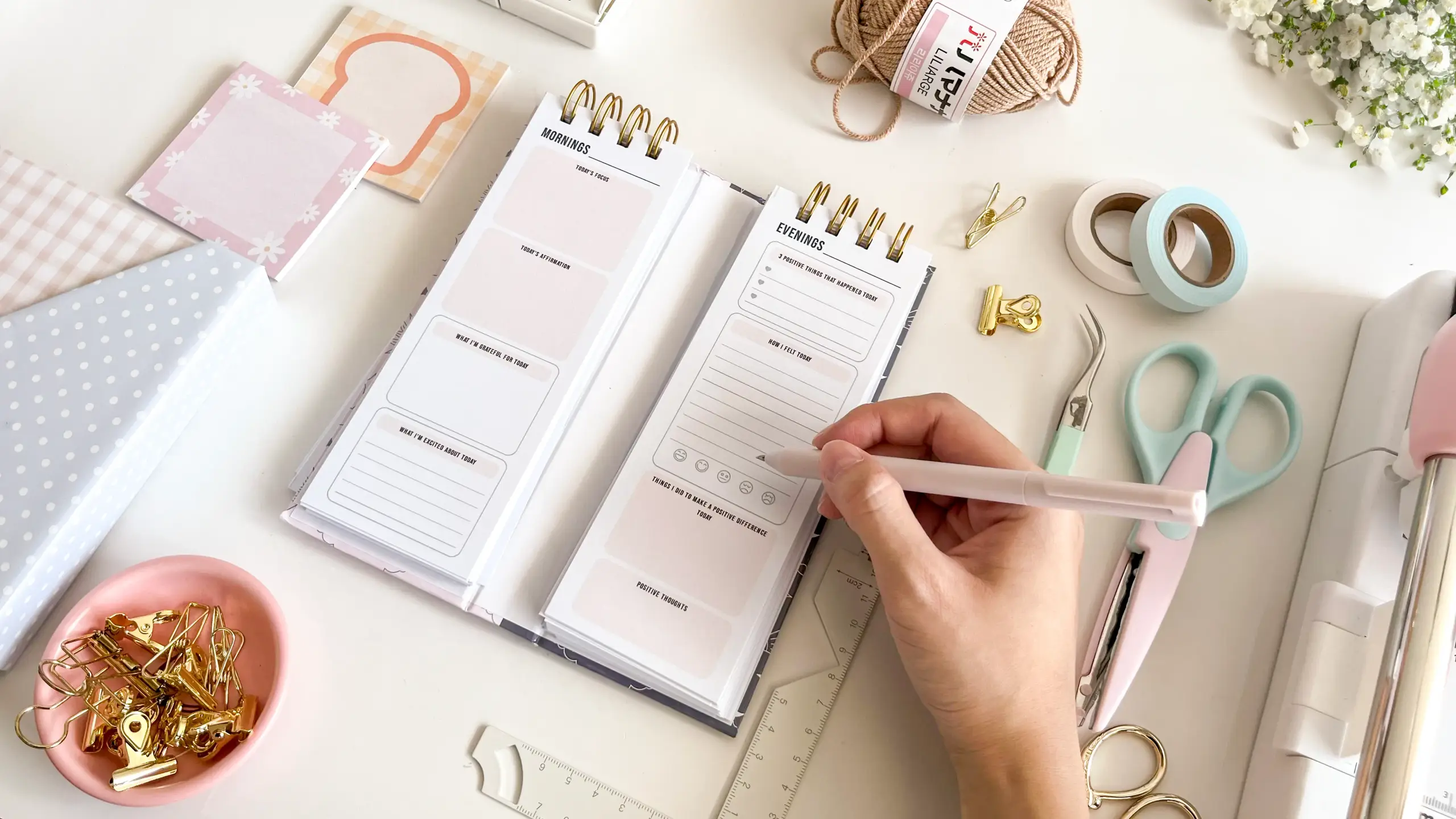 A DIY morning and evening gratitude journal for noting what you are thankful for